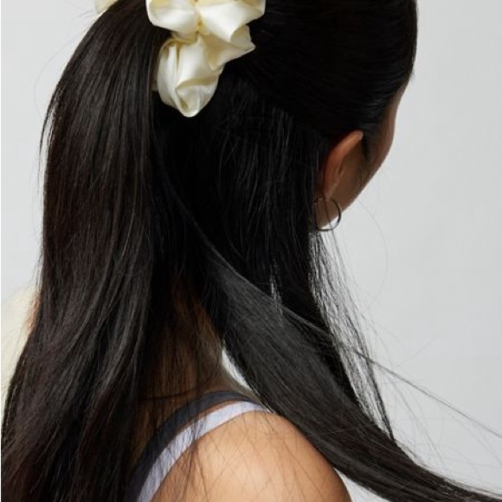 Urban Outfitters Scrunchie Set - Picture 3 of 3